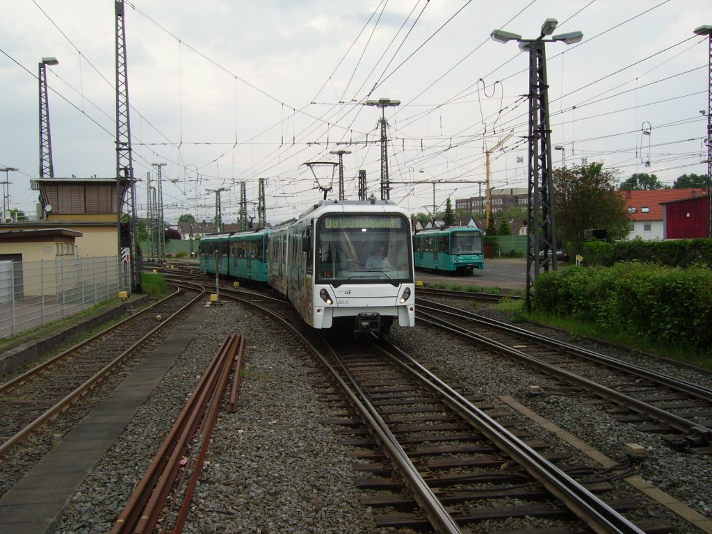 Ein U5 Wagen Zug in Heddernheim der VGF am 30.04.11 mit Werbung fr den Zoo