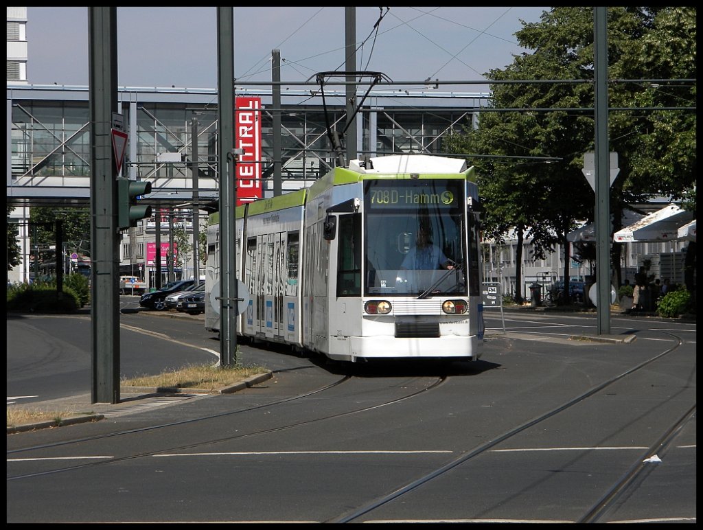 Ein Unbekannter NF6 bei der Einfahrt in die Haltestelle Dsseldorf Hbf