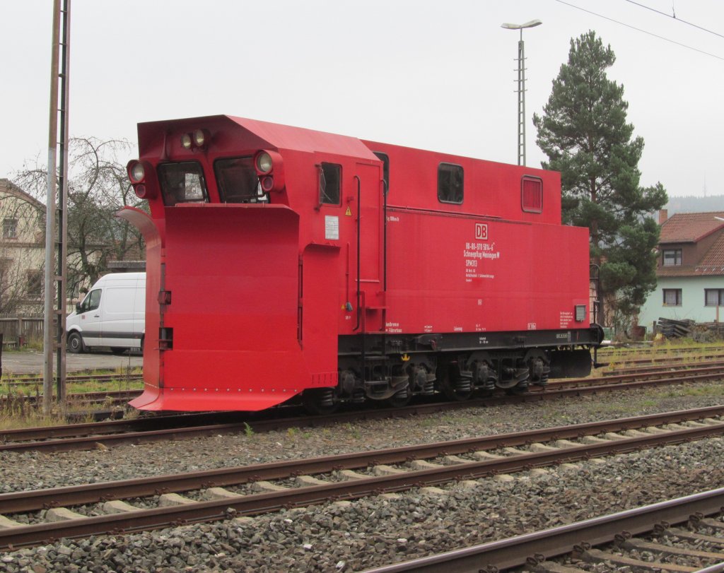 Ein verkehrsroter Schneepflug der Bauart 855 (SPM 313; 970 5 014-0) steht am 21. November 2012 in Kronach abgestellt.