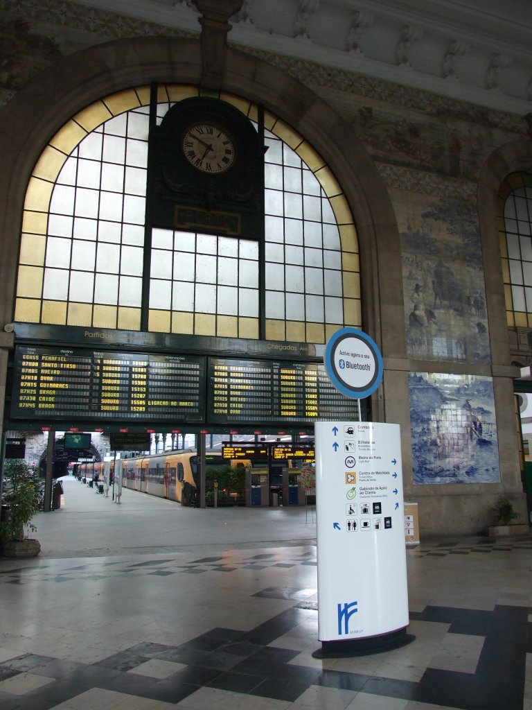 Ein weiterer Blick auf die Ostwand mit den  Azulenjos . Im Vordergrund ein Wegweiser zu der Metro, im HIntergrund sieht man einen Nahverkehrszug.
Porto, der 21.5.2010