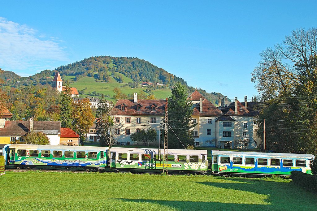 Ein wunderschner Herbsttag im Dirndltal - Die 1099 016  Obergrafendorf  (nicht im Bild) brachte die bunte Fuhre als R 6805 nach Mariazell. Leider bestand der Zug nur fr kurze Zeit aus allen drei Ortwaggons. (25. Oktober 2009)