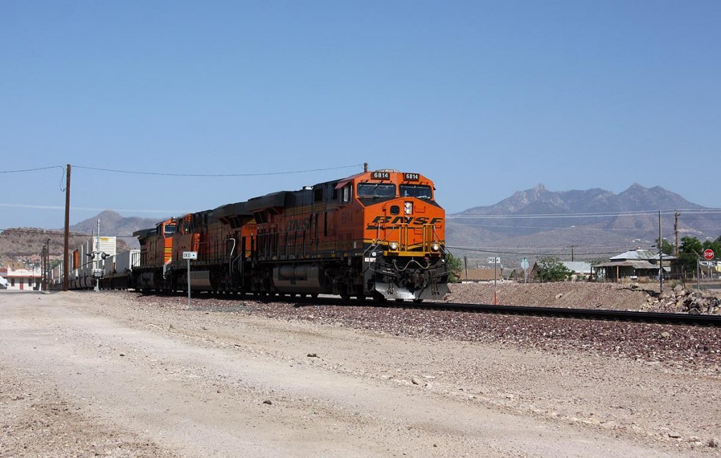 Ein Zug der BNSF passiert Barstow.
Aufgenommen am frhen Nachmittag in Barstow am 7.5.2012