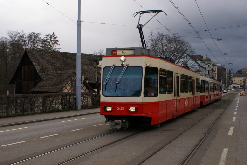 Ein Zug mit Halt an allen Stationen zwischen Rehalp und Forch nhert sich am 1.4.10 der Haltestelle Burgwies. Angefhrt wird er vom Steuerwagen Bt 203.