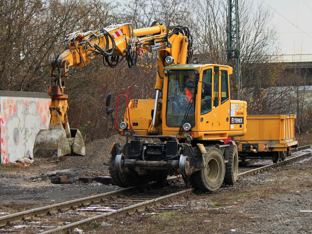 Ein Zweiwegebagger von Balfour Beatty beim ausgleisen am 13.12.2012 in Aachen West.