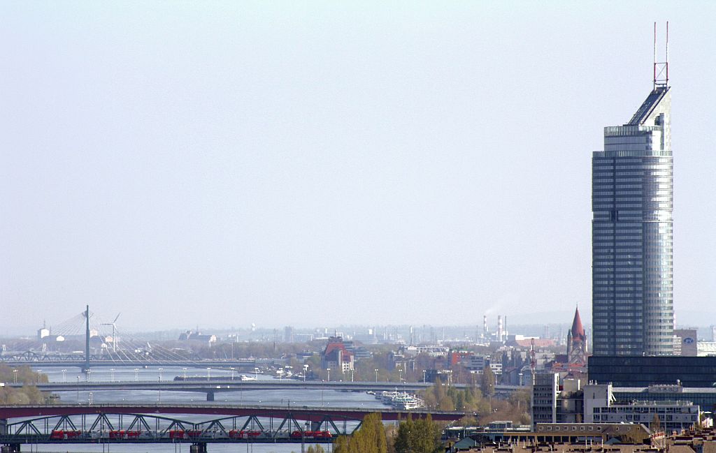 Eine 1116 Taurus berquert mit einem Regionalzug 
die Donaubrcke. 17.4.10