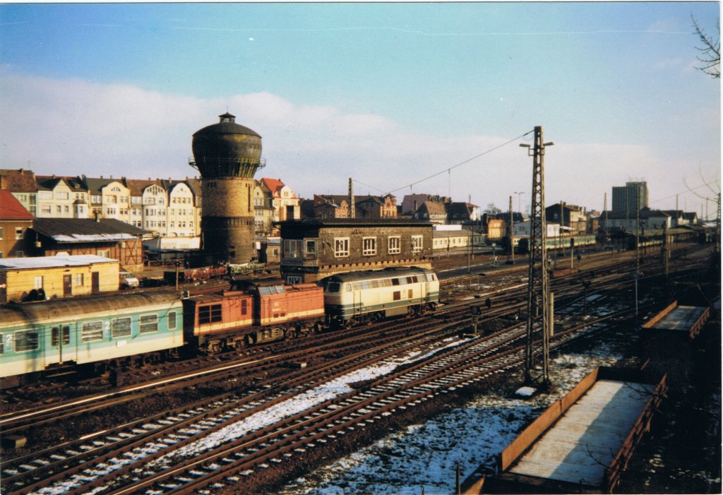 Eine 216 und eine 204 erreichen mit einem Personenzug den Bahnhof Nordhausen (1997, Scan)