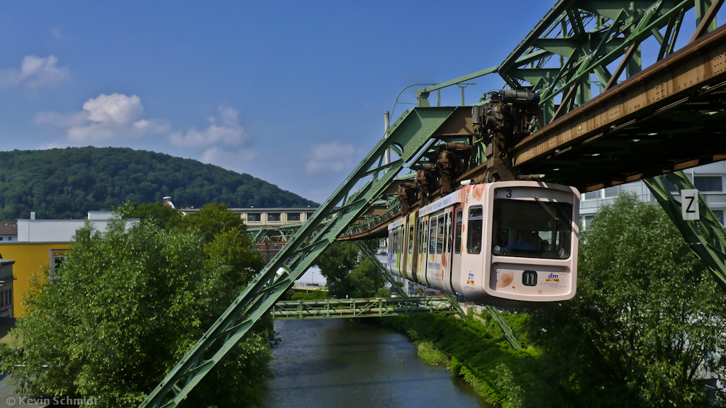 Eine <a href= http://www.schwebebahn.de/html/fs_start.htm >Wuppertaler Schwebebahn</a> von Vohwinkel nach Oberbarmen erreicht die Haltestelle Robert-Daum-Platz. (06.07.2013)