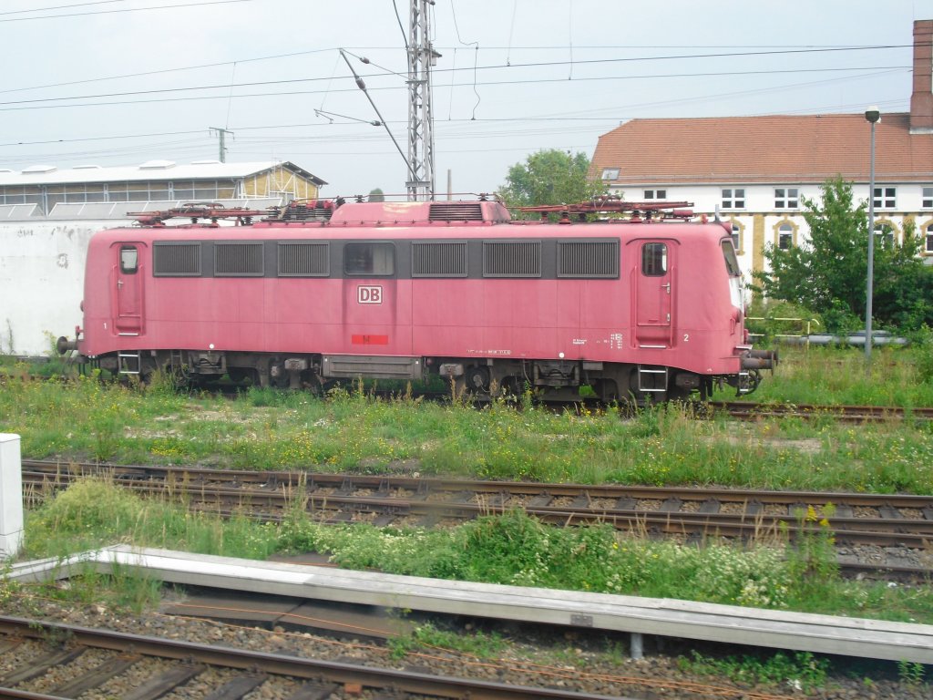 Eine abgestellte BR 140 mit Latz steht in Leipzig. Foto machte ich am 15.08.10 aus einem Regional Express heraus.