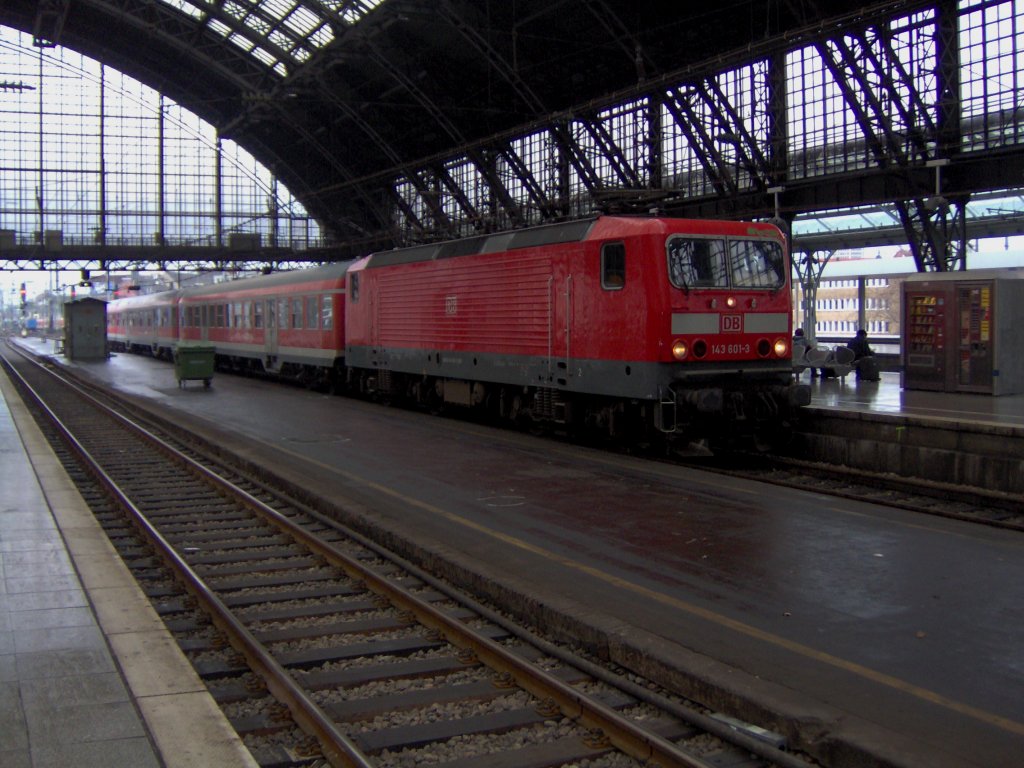 Eine BR 143 im Klner HBF.