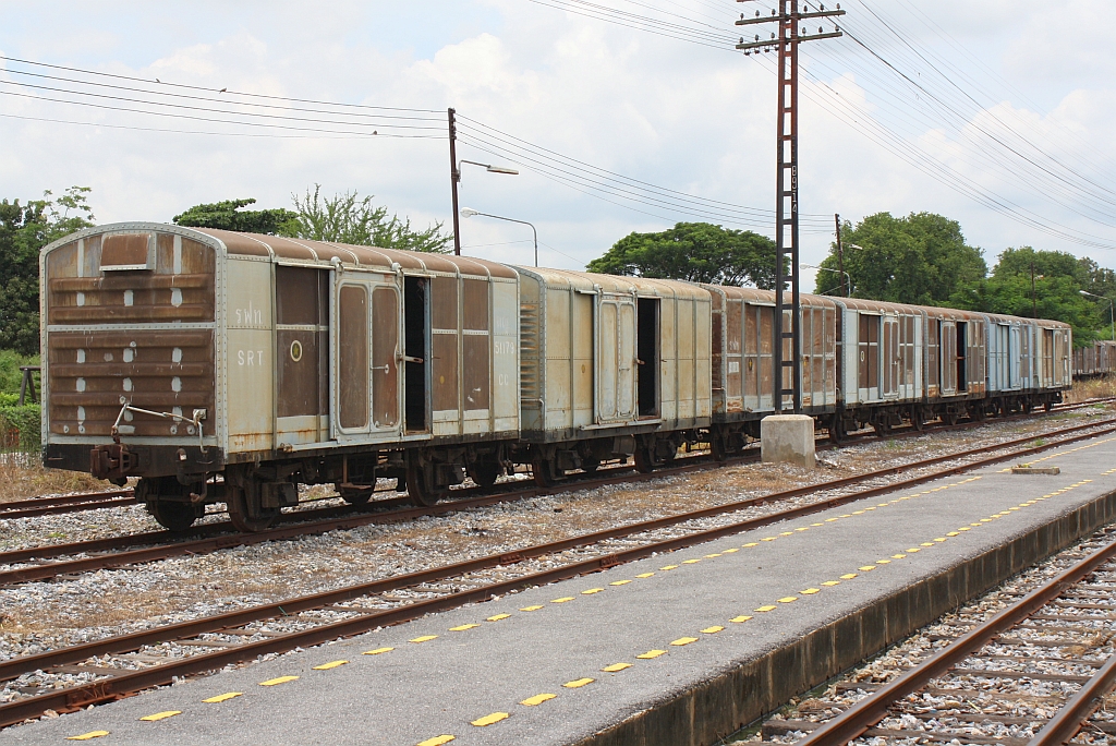 Eine Gruppe von ต.ญ.(=C.G./Covered Goods Wagon) am 24.August 2010 im Bf. Ban Phachi. Erstes Fahrzeug ist der ต.ญ. 151179.