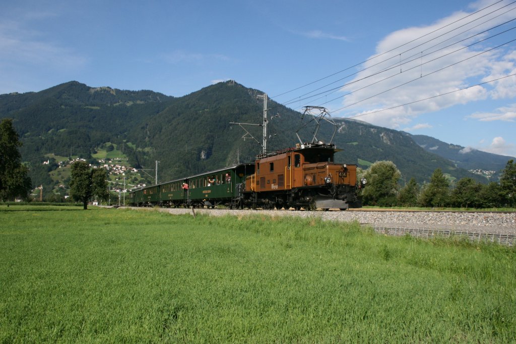 Eine gute Stunde vor dem oberen Bild war der selbe Zug vor Malans noch bei schnem Wetter unterwegs... (Ge 6/6 414, 14.8.2010). 