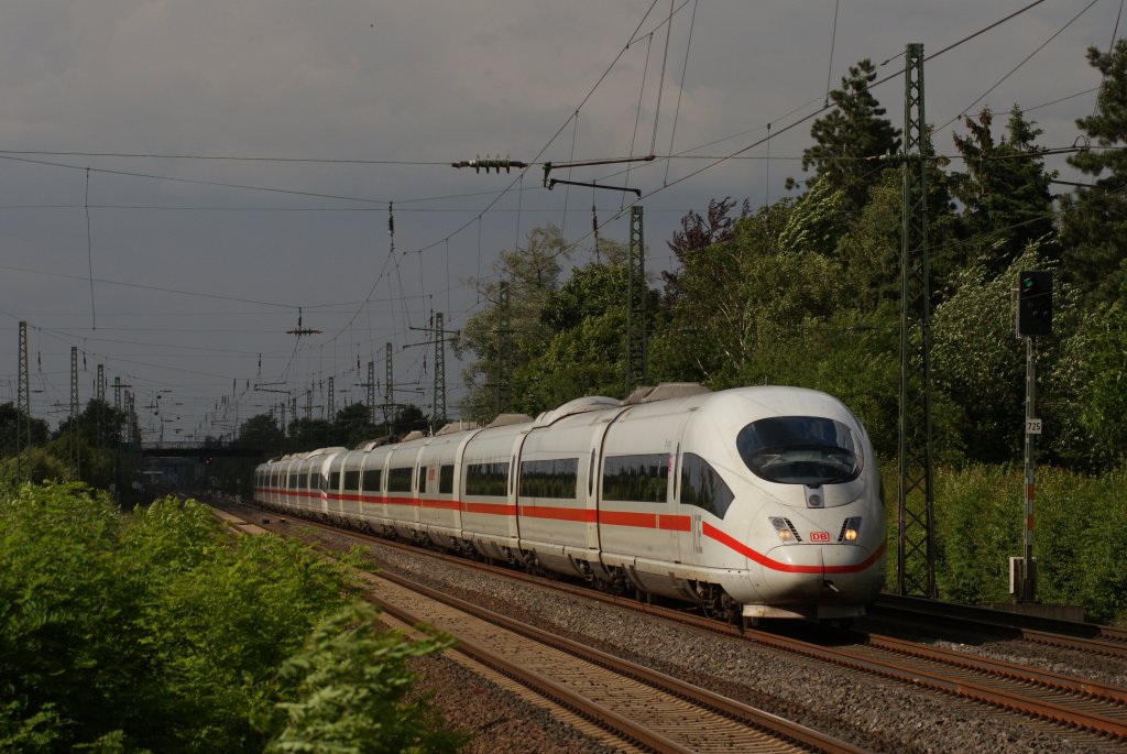 Eine ICE 3 Doppeltraktion durchfhrt am 22.05.2011 den Bahnhof Angermund