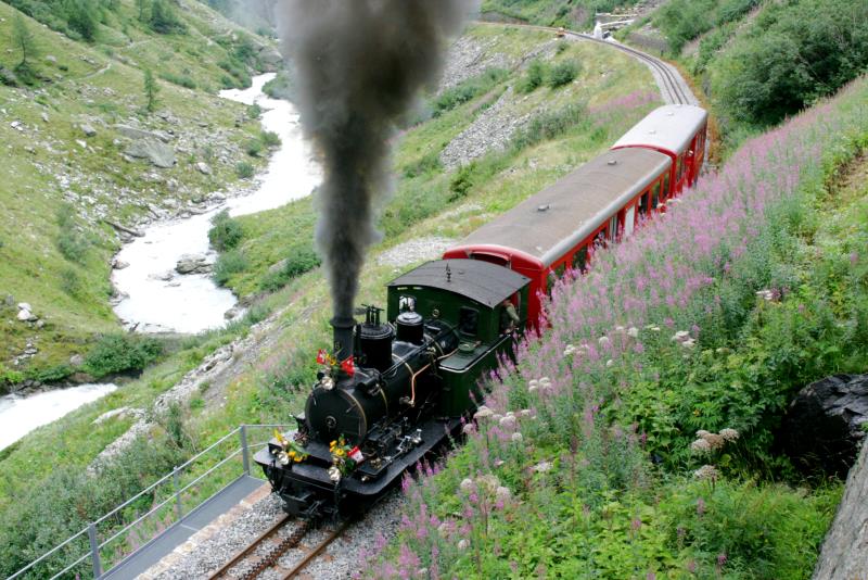 Eine kluge Entscheidung. Das Personal der DFB 6 verzichte auf die Pnktlichkeit des Festagsfahrplan und stoppt den Zug vor dem Gletsch-Spiraltunnel um neuen Dampf aufzubauen. Nach ein paar Minuten Pause ging es problemlos auf den letzten kilometern bis Gletsch weiter; 14.08.2010