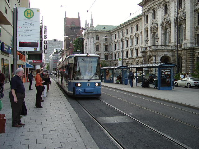 Eine Mnchener Straenbahn am 09.08.06 in der Innenstadt