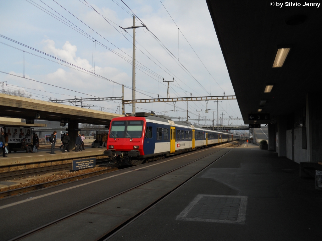 Eine NPZ-Dotra mit dem fhrenden Bt 50 85 29-35 924-4 durchfhrt am 8.4.2010 Zrich-Altstetten. Diese NPZ-Dotra fhrt danach als S18053 nach Ziegelbrcke. Dieser S-Bahn Zusatzzug wird jeweils als berfhrung der NPZ der Linien Rapperswil-Linthal und Ziegelbrcke-Chur genutzt, um sie dem Unterhalt zuzufhren. Dieser findet seit Dez. 06 in Zrich, statt Oberwinterthur statt.