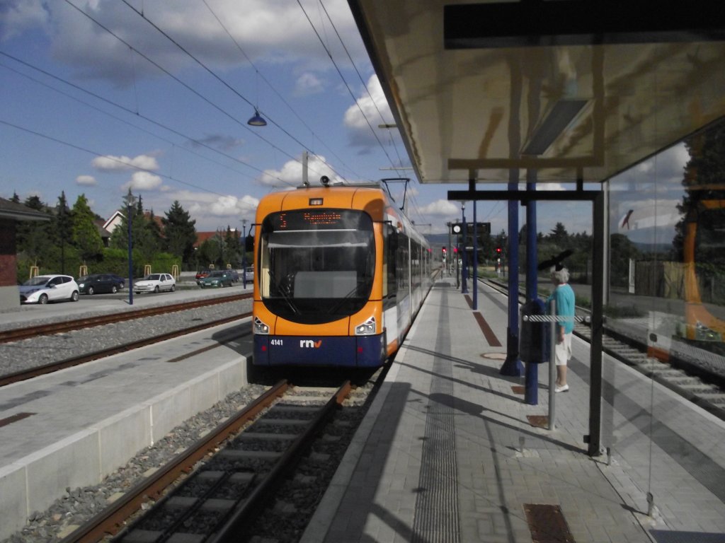 Eine RNV Variobahn (RNV6) in Edingen OEG Bahnhof am 01.07.11