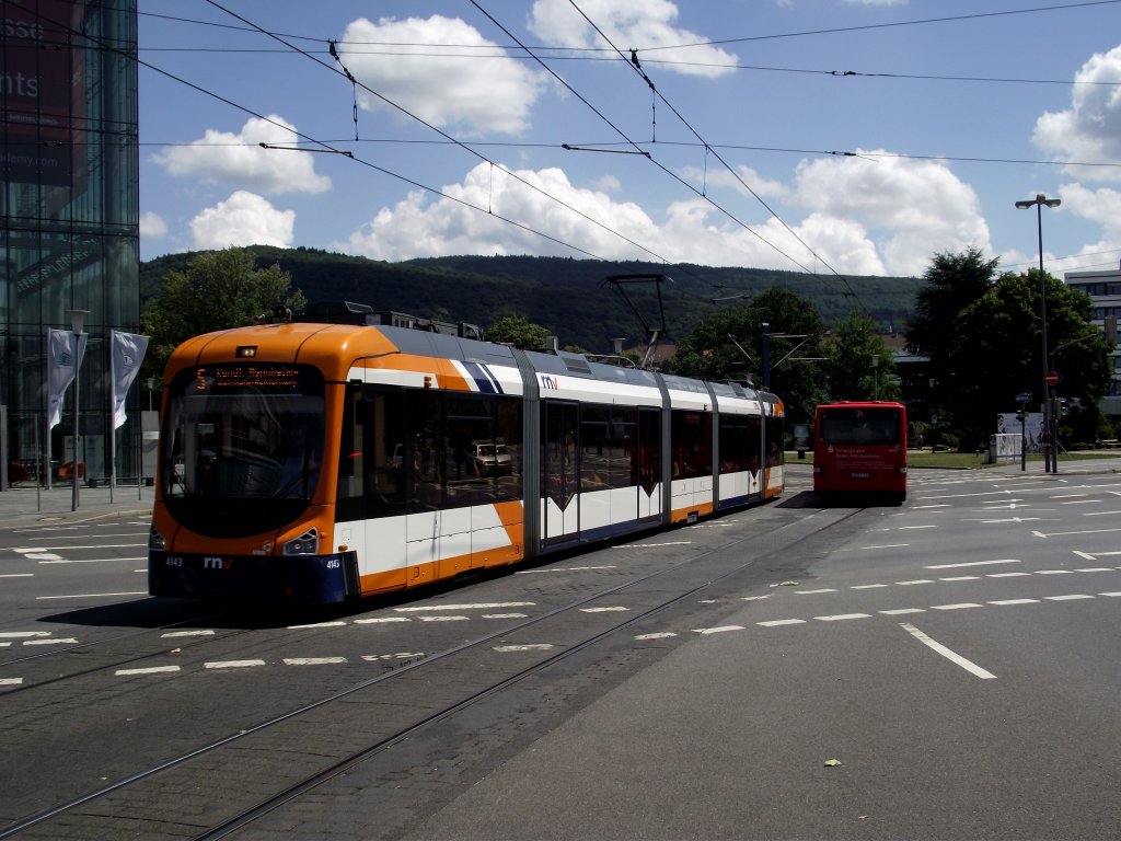 Eine RNV Variobahn (RNV6) in Heidelberg am 08.07.11