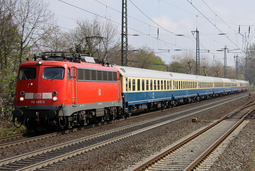 Eine saubere 110 489-2 zieht den IC 2410 von Kln nach Flensburg durch Dsseldorf Oberbilk am 13.04.2012