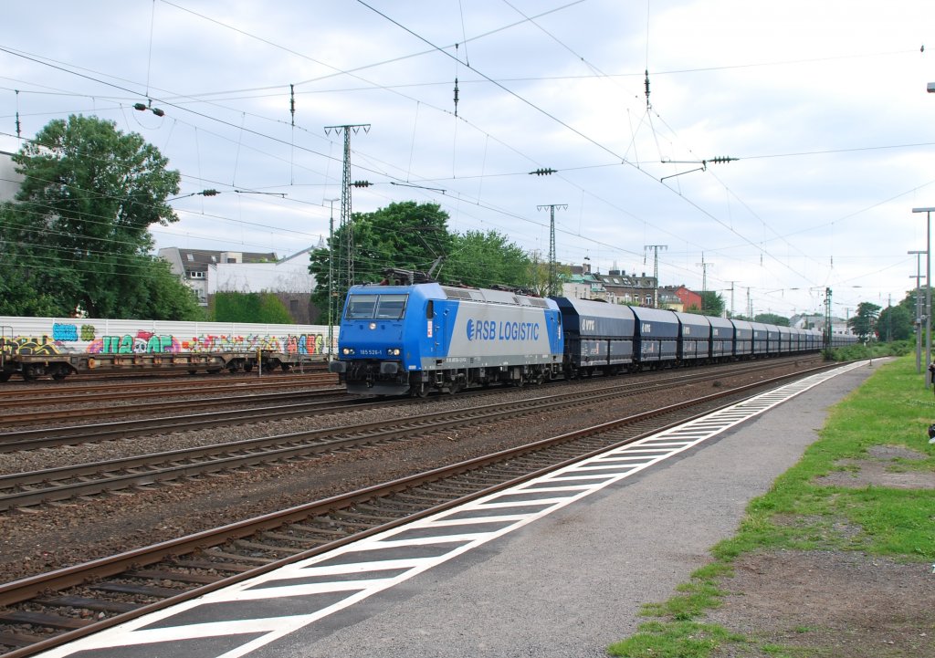 Eine schicke Kombination: Die Blau-Silberne 185 526-1 der RSB Logistic mit gut gefllten blauen Schotterwagen. Hier aufgenommen von meiner Frau in Kln-West am 30.06.2012.