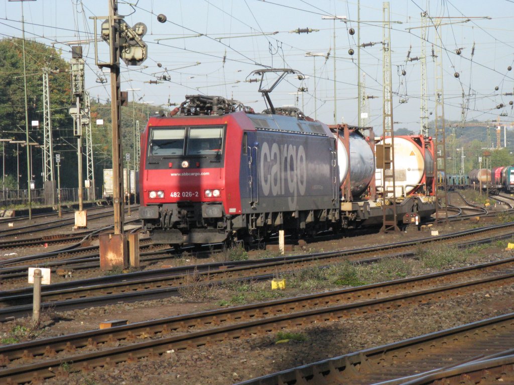 Eine Schweizer 482 026-2 von SBB Cargo fhrt mit einem Containerzug von Aachen-West nach Kln.
9.10.2010