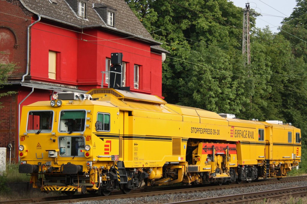 Eine Stopfmaschiene der Eifagerail am 14.6.11 in Ratingen-Lintorf.