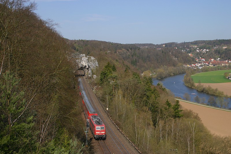 Eine unbekannt gebliebene 111 aus einer etwas anderen Perspektive am Felstortunnel,mit einem RE nach Mnchen.(18.04.2010,KBS 880)