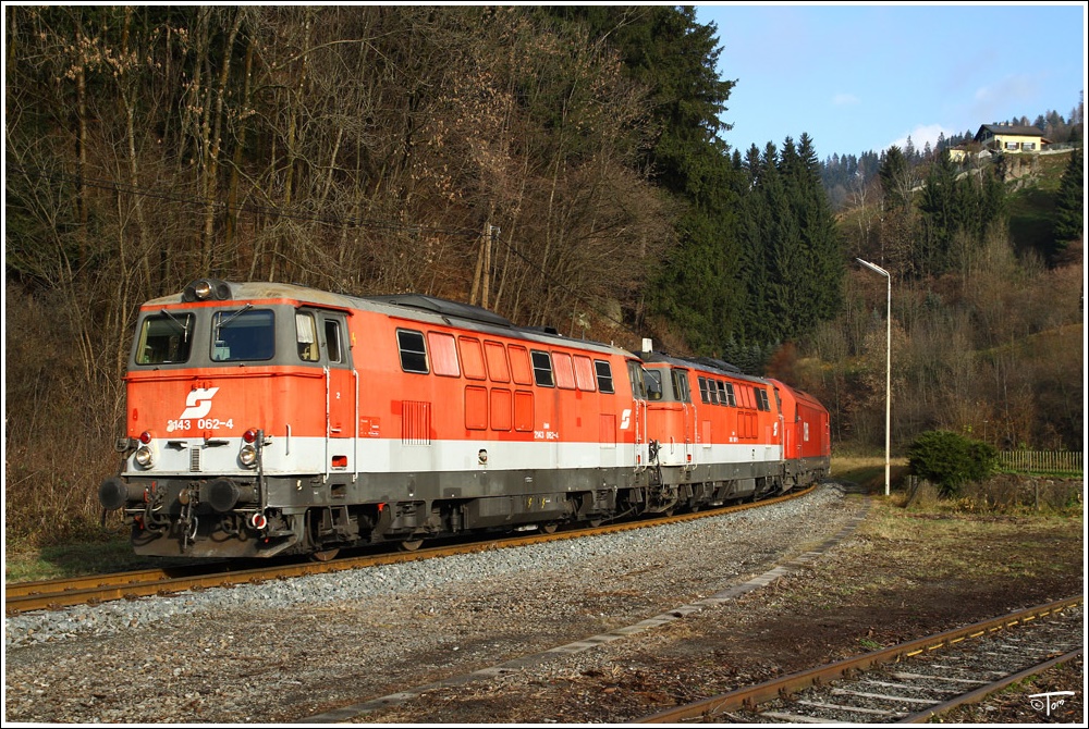 Eine Vierfachtraktion Dieselloks, bestehend aus 2143 062,067 und 2016 054,059 fahren mit Gterzug 55555 von Zeltweg nach Frantschach.Grund dieser Bespannung, waren einmal mehr Schulungsfahrten mit Vielfachsteuerung. 
Twimberg 23.11.2010

