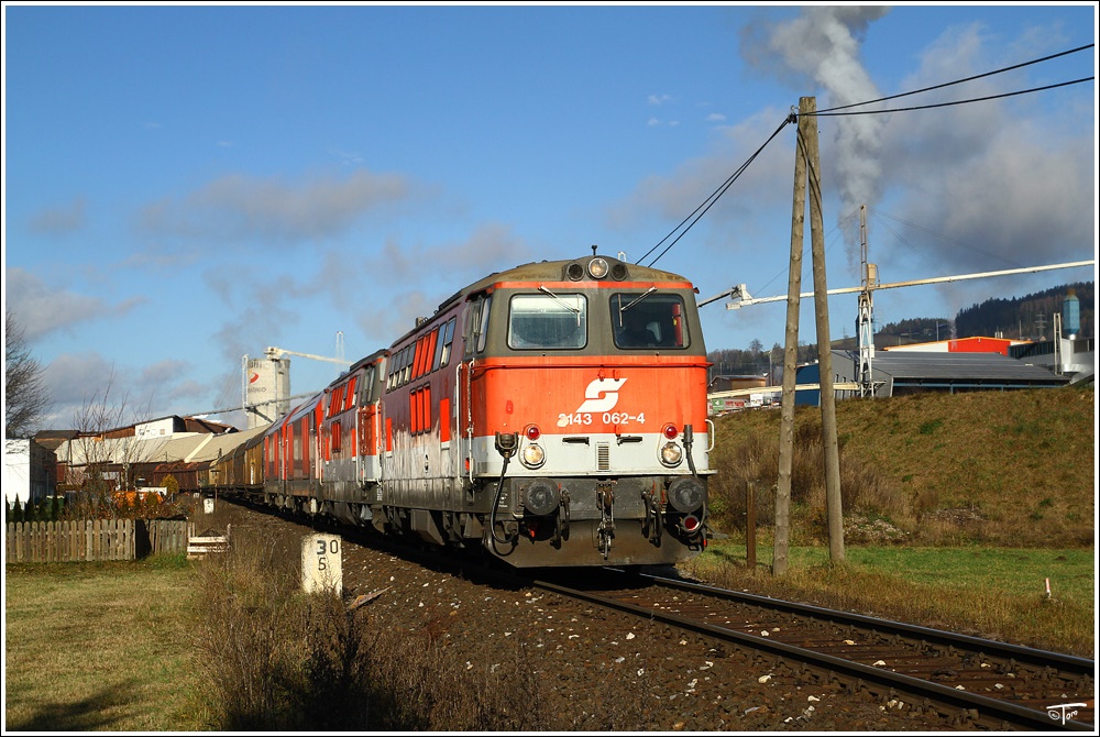 Eine Vierfachtraktion Dieselloks, bestehend aus 2143 062,067 und 2016 054,059 fahren mit Gterzug 55555 von Zeltweg nach Frantschach.Grund dieser Bespannung, waren einmal mehr Schulungsfahrten mit Vielfachsteuerung. 
Bad St.Leonhard 23.11.2010 

