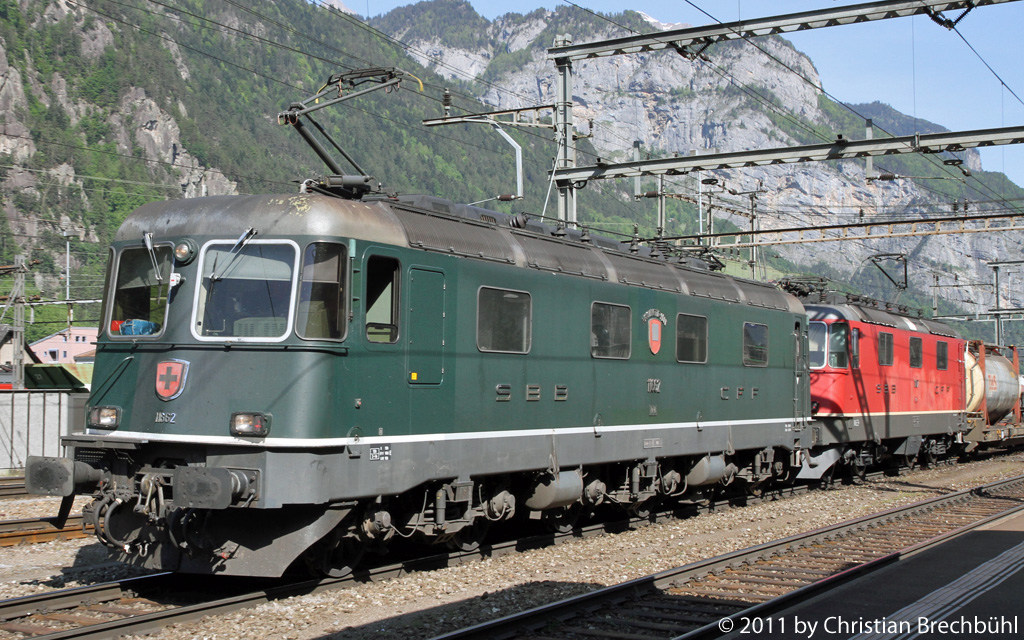 Eine der wenigen Re 6/6 welche noch in Grn fahren ist die 11662 mit der Re 4/4 11187 als Untersttzung am Gotthard. Erstfeld 07.05.2011.