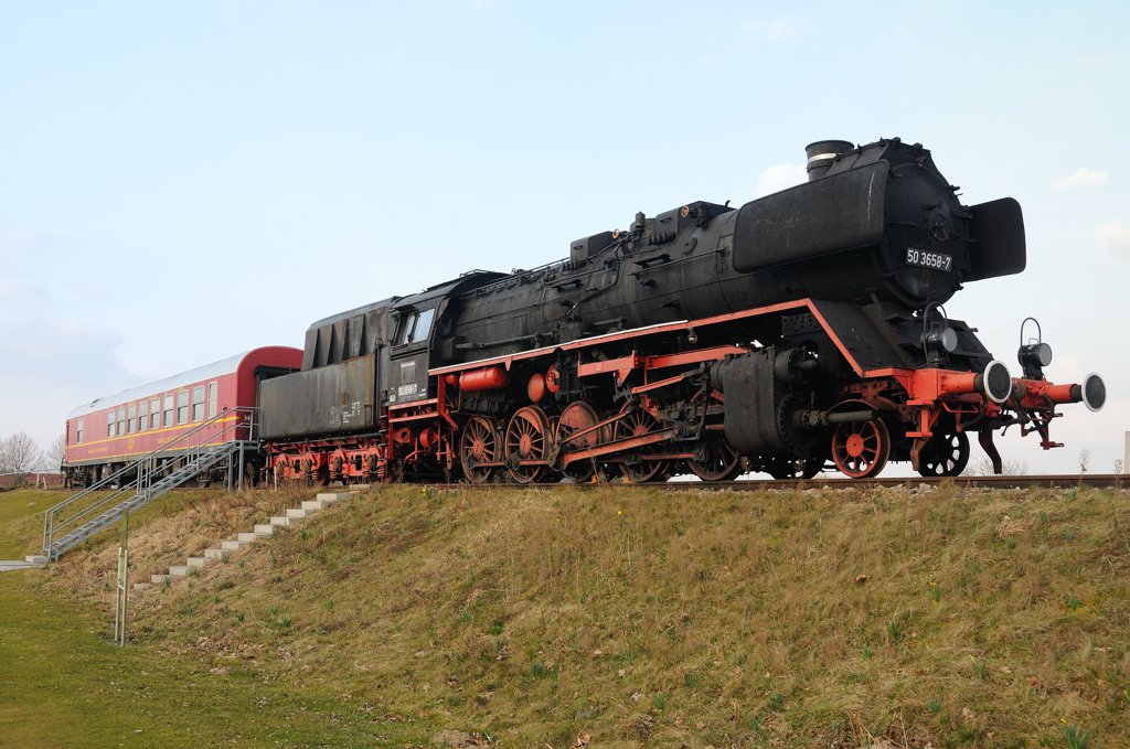 Einen besonderen  Eyecatcher  beherbergt der Golfplatz in Wattenheim: Mitten im Green steht dieses Duo, 50 3658-7 und ein Gesellschaftswagen (ehemaliger DSG-Speisewagen) der EBG. Der Gesellschaftswagen fungiert die Sommermonate ber als Golf-Restaurant. (Herbst 2009). 