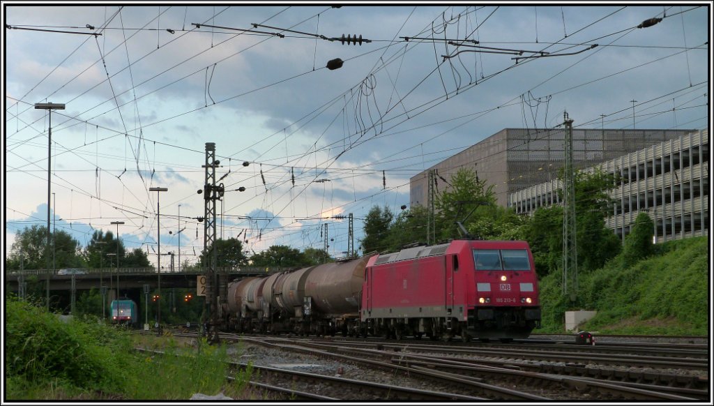 Einfahrt in Aachen West am Abend des 20.Juni 2013 fr diese 185. Am Haken ein Kesselwagenzug.