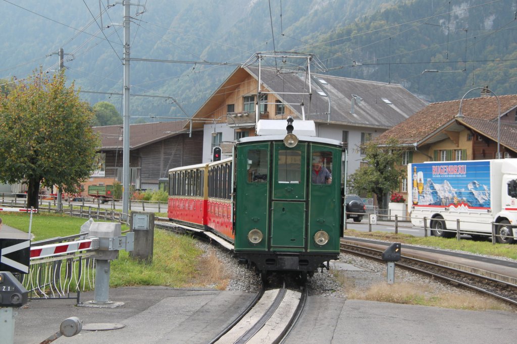 Einfahrt eines SPB Zuges mit grner He 2/2 in die Talstation in Wilderswil.02.10.12

