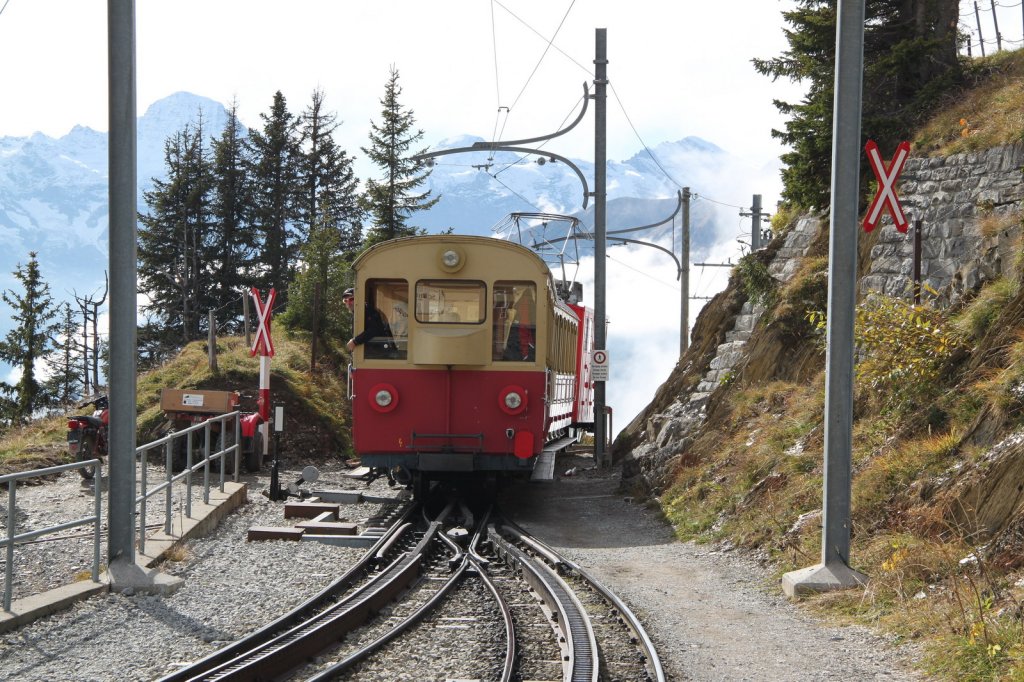 Einfahrt eines SPB Zuges in die Station Schynige Platte am 02.10.12