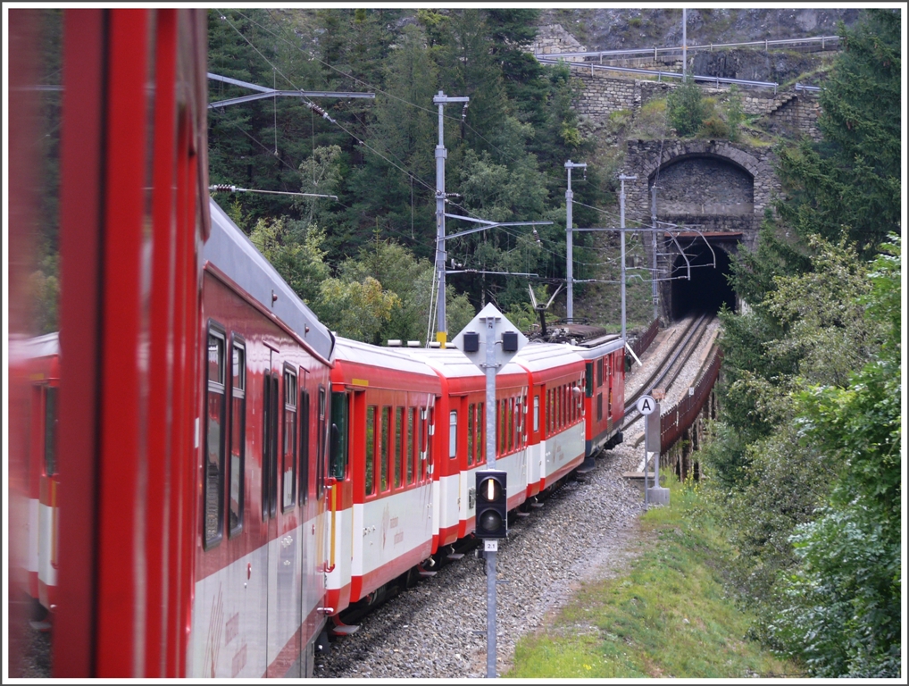 Einfahrt in den Kehrtunnel von Grengiols. (15.08.2010)