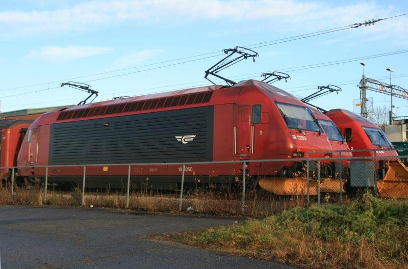 El 18.2250 neben den Schwestermaschinen El 18.2258 und 2245 in Skien; 21.11.2009