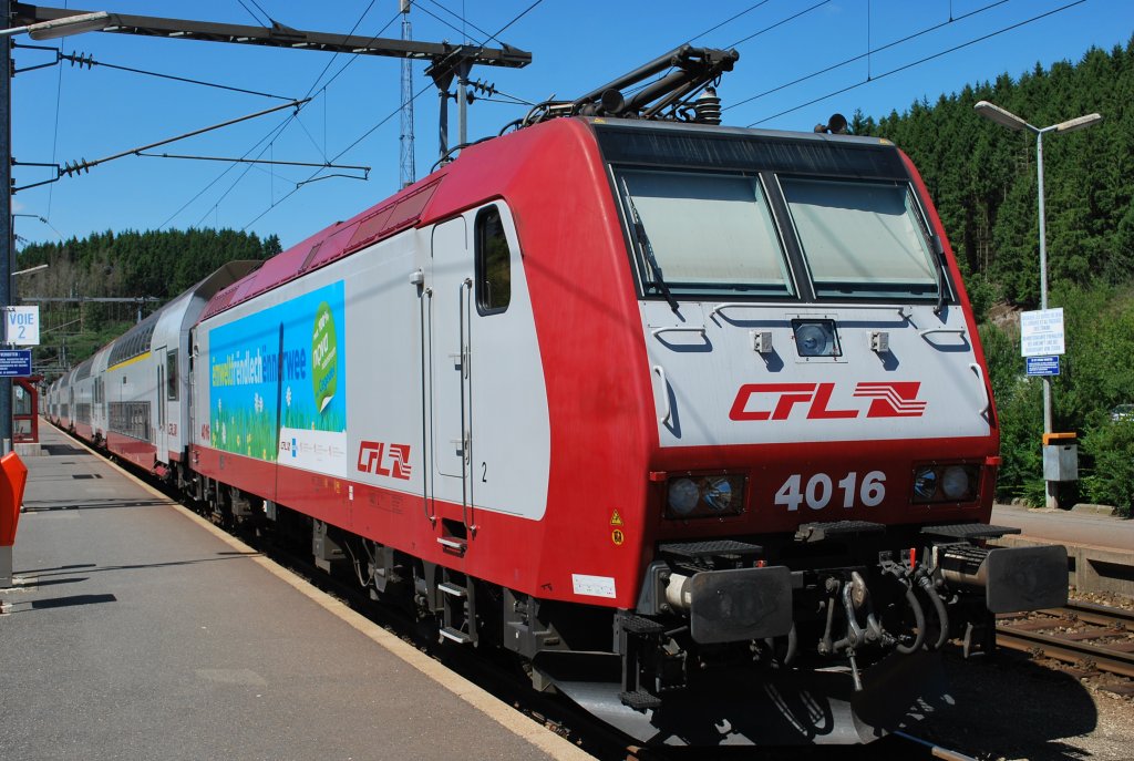 Elektrolok Nr. 4016 wartet im Bf Troisvierges (Ulflingen) mit Dosto-Wagen der CFL fr den IR-Zug in Richtung Luxemburg auf Einsatz. 6. August 2008.