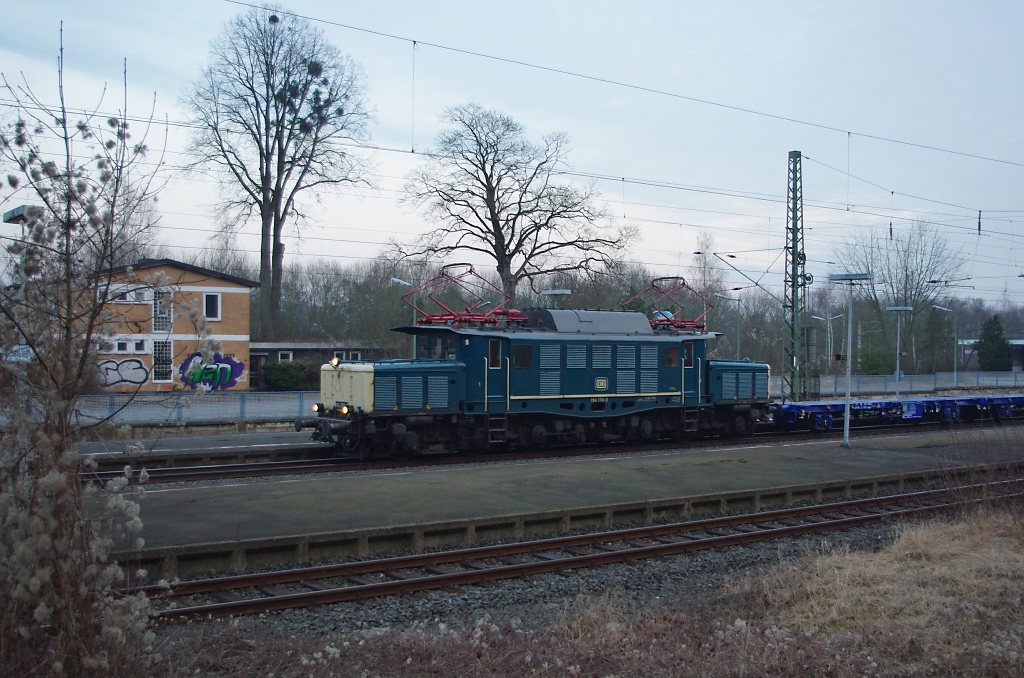 Endlich hat's mal geklappt! Nachdem sie tagelang rauf und runter gefahren ist, leider immer zu frh (dunkel) oder zu spt (dunkel), konnte 194 178 am 23.02.2011 (Cantus-Bahn sei Dank) beim Signalhalt im Bahnhof Eschwege West gestellt werden. Unterwegs war sie mit einem Containerzug in Richtung Norden.