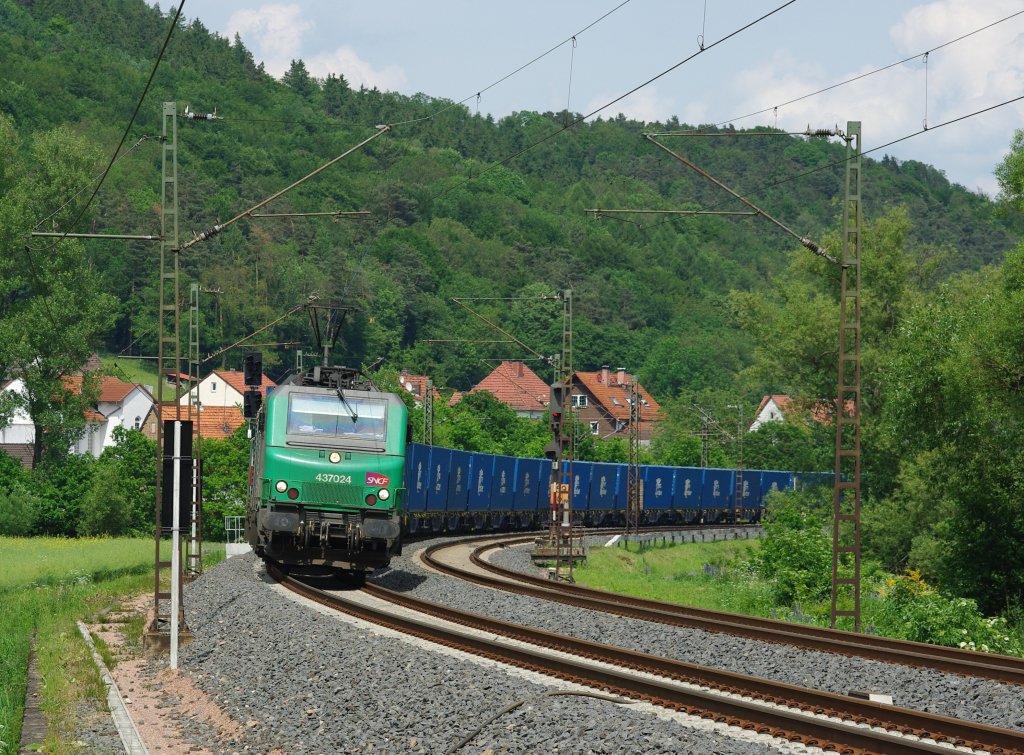 Endlich mal ein  Frettchen  in besserem Licht erwischt. 437 024 bespannte am 06.06.2010 einen ITL-Containerzug in Fahrtrichtung Sden. Hier bei Mecklar.