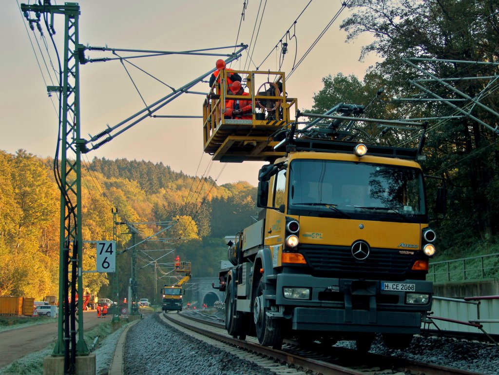 Endspurt am Buschtunnel in Aachen, im Hintergrund die sanierte alte Rhre. Hier wird am Morgen des 21.10.2011 mit Hilfe von 2 Zweiwege-Hubarbeitsbhnen der Fahrdraht angeschlossen. Der alte 691 Meter lange Tunnel wurde in den Jahren 1838 bis 1843 erbaut und durfte wegen des schlechten Zustands des Tunnelmauerwerkes von den Thalys und ICE Zgen die Kln mit Paris verbinden nur noch mit 40 km/h befahren werden. Neben der alten Tunnelrhre wurde von Juni 2005 bis November 2007 eine neue Rhre gebaut. Seit Juni 2009 wurde der alte Tunnel saniert und wird ab der kommenden Woche in Betrieb gehen.