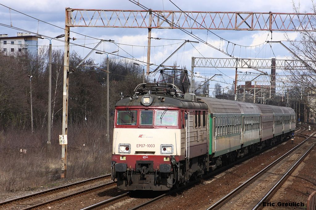 EP07 1003 mit einem IC in Szczecin am 31.03.2012.