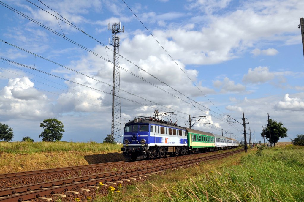 EP08 012 bei der durchfahrt durch Strzebielewo Pyrzyckie (09.08.12)