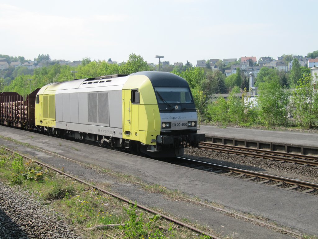 ER20-010 Dispolok bringt am 26.04.2011 einen Holzzug ins Sauerland. Hier bei der Durchfahrt Gleis 1 im Bahnhof Arnsberg.