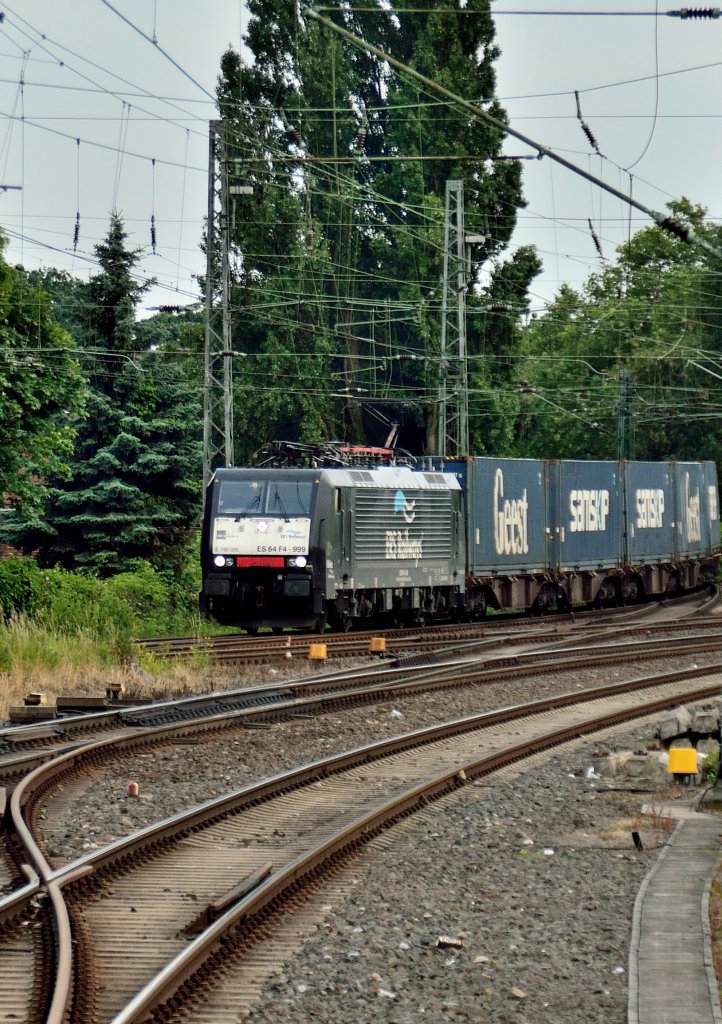 ERS-Railways ES 64 F4 999  kommt mit einem Kastelzug aus Richtung Kln in den Rheydter Hbf eingefahren. 4.7.2013