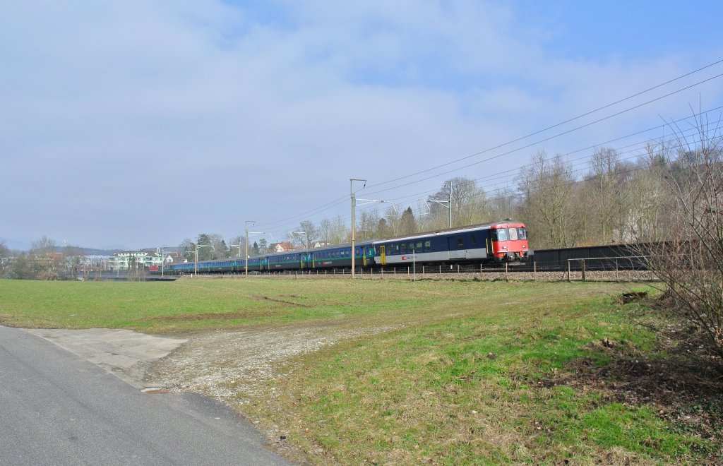 Ersatz RE 3226 mit dem fhrendem BDt EWII 50 85 82-33 921-6 bei Ausfahrt in Olten, 03.03.2013.