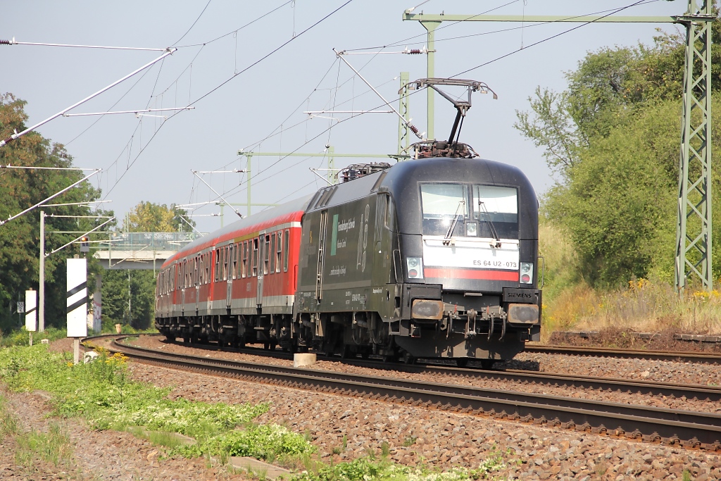 Erstmals fand die Anreise nach Grokorbetha mit dem PKW statt. So war man etwas flexibler was die Standortwahl betraf und konnte mal ein paar Schsse abseits des zwar aufgehbschten aber dennoch nicht sehr schmucken Bahnhofs machen. So fuhr dann auch kurz vor Grokorbetha 182 573 (ES 64 U2-073) mit RE in Richtung Halle vor die Linse. Aufgenommen am 25.08.2011.