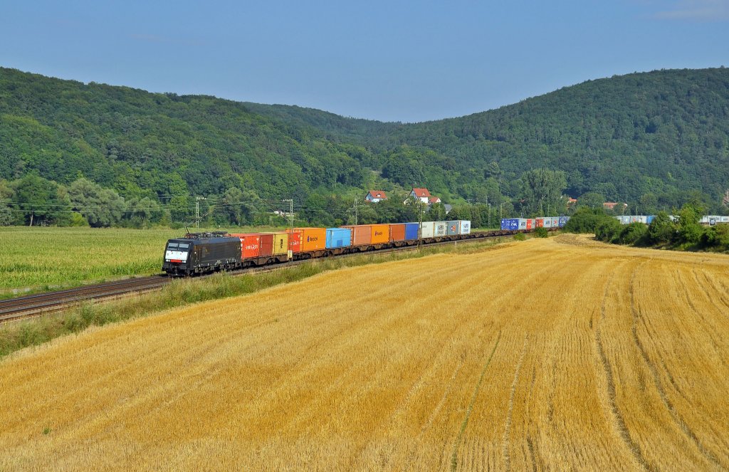 ES 64 F4-010 momentan fr die  WLB unterwegs fhrt mit ihren Containern durch das Maintal in Richtung Sden.Die Aufnahme entstand bei der Staustufe Harrbach am 10.8.2013.