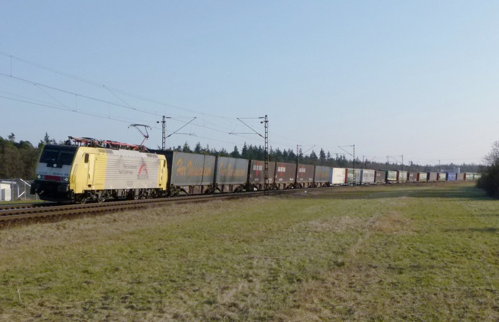 ES 64 F4 096 der TXL ist mit einem Containerzug am 22.03.2012 bei Waghusel