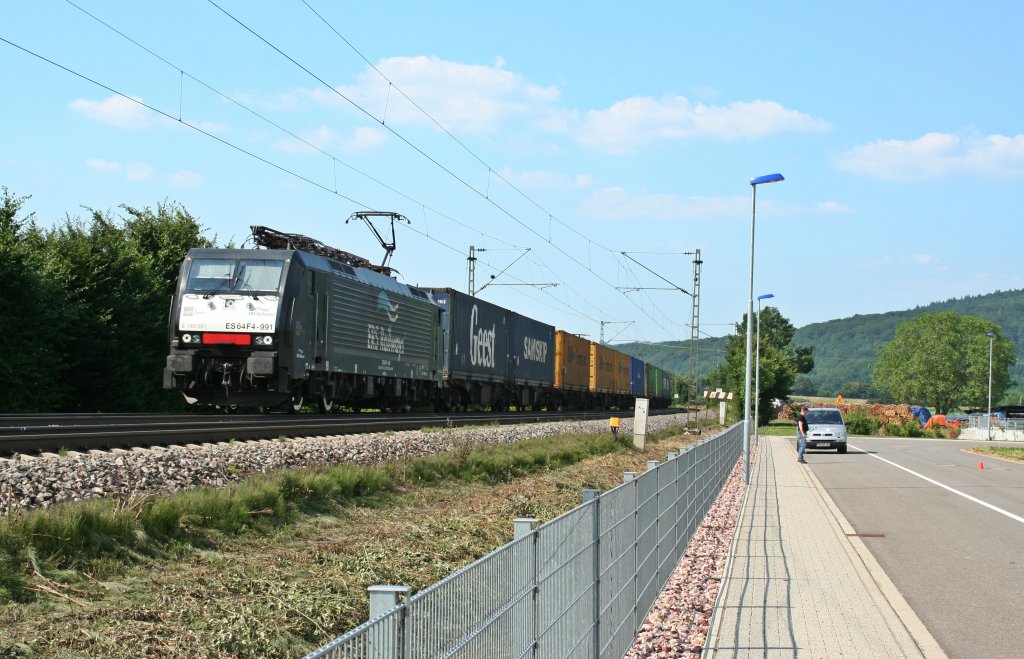 ES 64 F4-991 mit einem KLV-Zug am 08.07.13 sdlich von Kollmarsreute auf der Hhe der 3200-Einwohner Gemeinde Sexau.