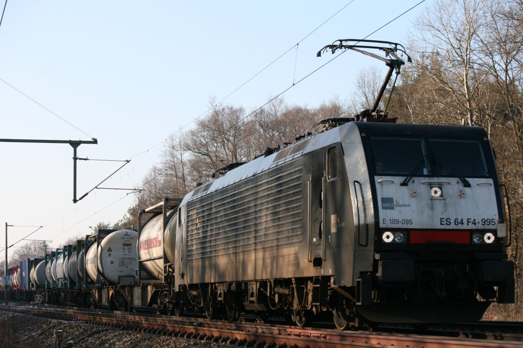 ES 64 F4-995 MRCE mit Containerzug am 29.01.2011 zwischen Rathenow und Nennhausen