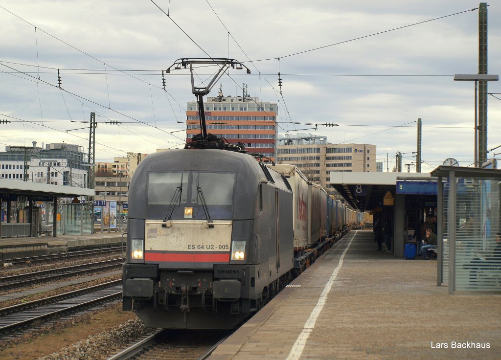 ES 64 U2-005 der TX Logistik zieht am 21.03.10 den DGS 43147 Lbeck-Skandinavienkai - Verona durch Mnchen-Ost Richtung MOR.